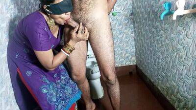 Maa Ne Bete Ko Bathroom Me Bra-panty Se Land Hilate Pakda Fir Apni Choot Chudayi - hclips