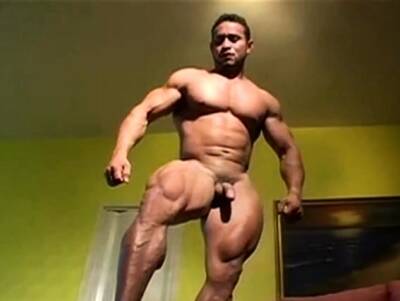 Str8 bodybuilder flexing nude - drtuber