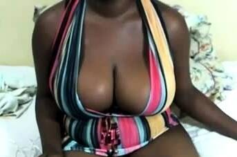 Black Chick sucks a dildo between her titties - icpvid.com