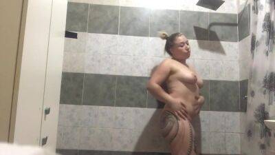 Rubia Culona Tatuada Se Ducha Luego Del Colegio - hclips