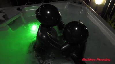 Rubberpassion - Rubberdolljacuzzi - upornia