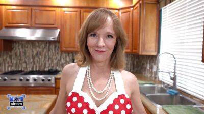 Hot sexy MILF Cindi Sinclair on her knees in the kitchen sucking cock! POVMania - sunporno.com