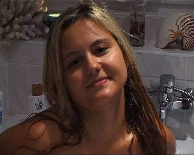 Blondine 22 Jahre blaesst bei ihrem ersten Casting direkt in der Badewanne - sunporno.com