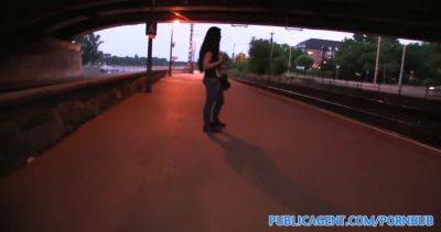 Amateur babe gives mindblowing BJ & takes it in public on a bridge - sexu.com